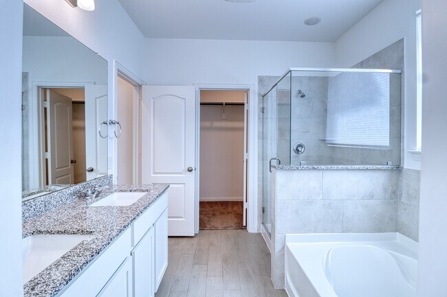 Building Photo - 8106 Royal Palm Ct