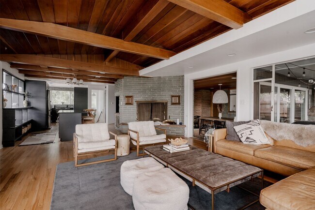 Building Photo - Chic 3BD, 3BA Mid-Century Home in Wheat Ri...