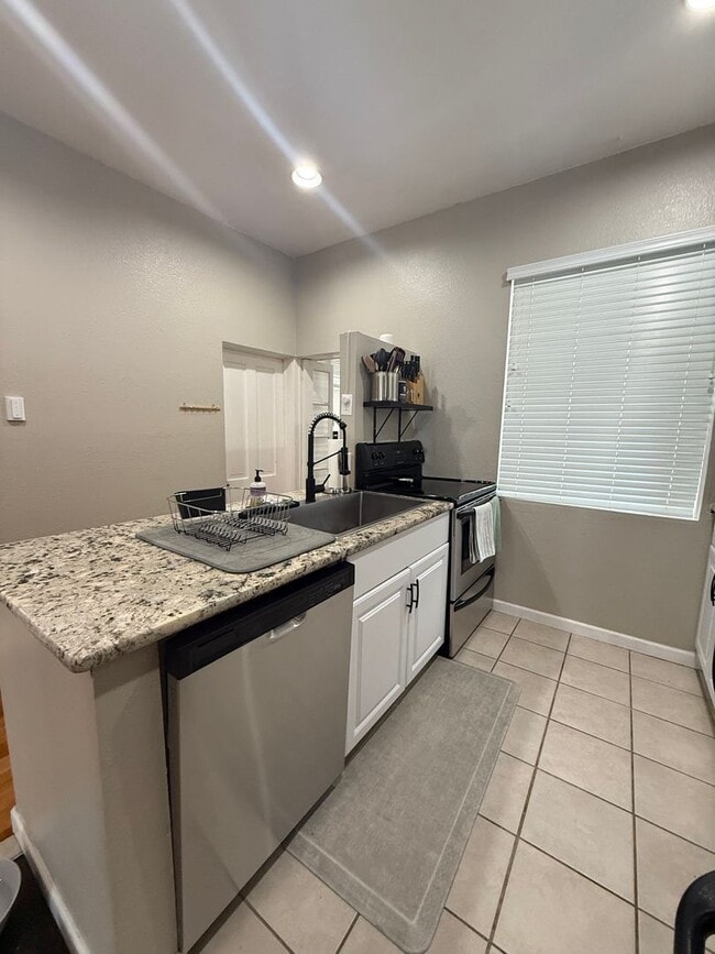 Building Photo - Modern 3-Bedroom Retreat in the Heart of C...