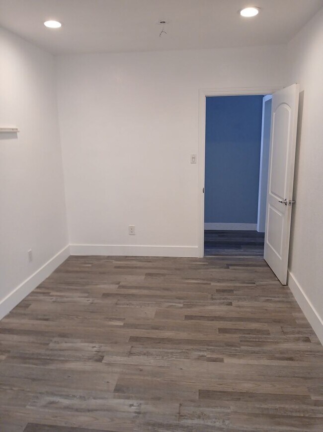 Building Photo - 560