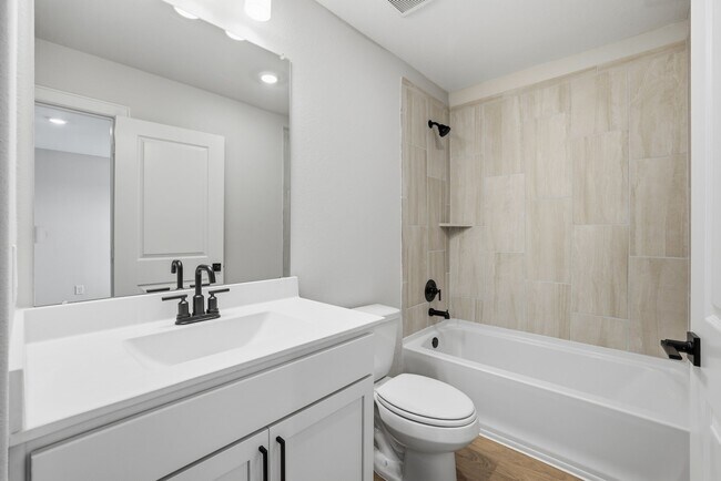 Building Photo - 3060 Sorrento Hl Dr