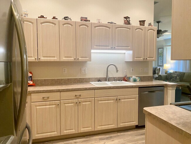 Building Photo - Seasonal Short-Term Villa located in the Auburn Cove Community with Community Pool!