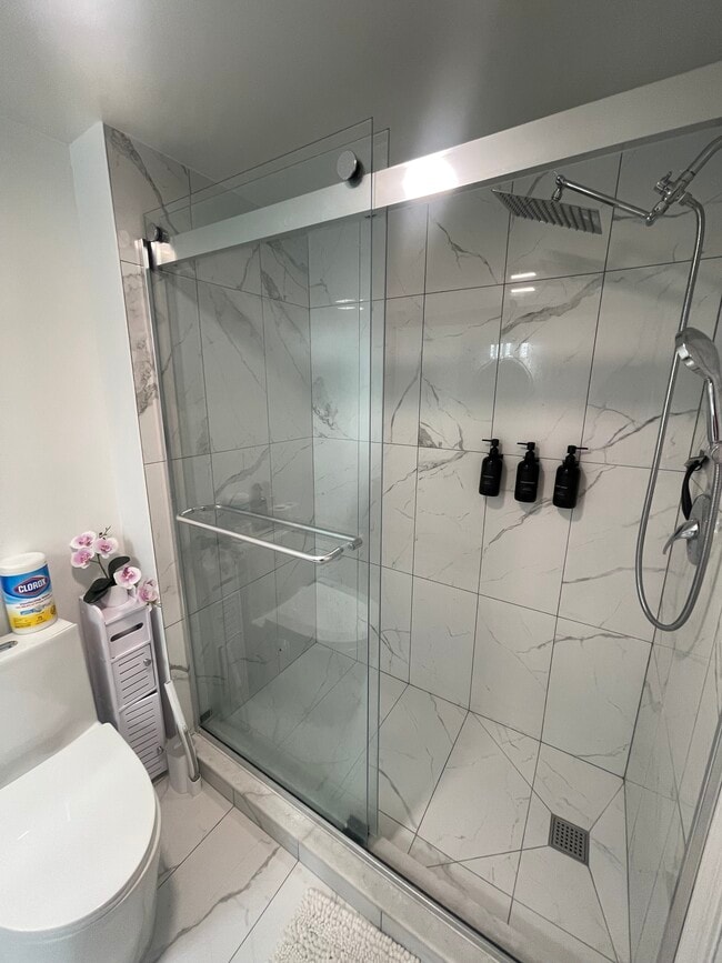 Building Photo - 3075 Hawthorne Dr NE