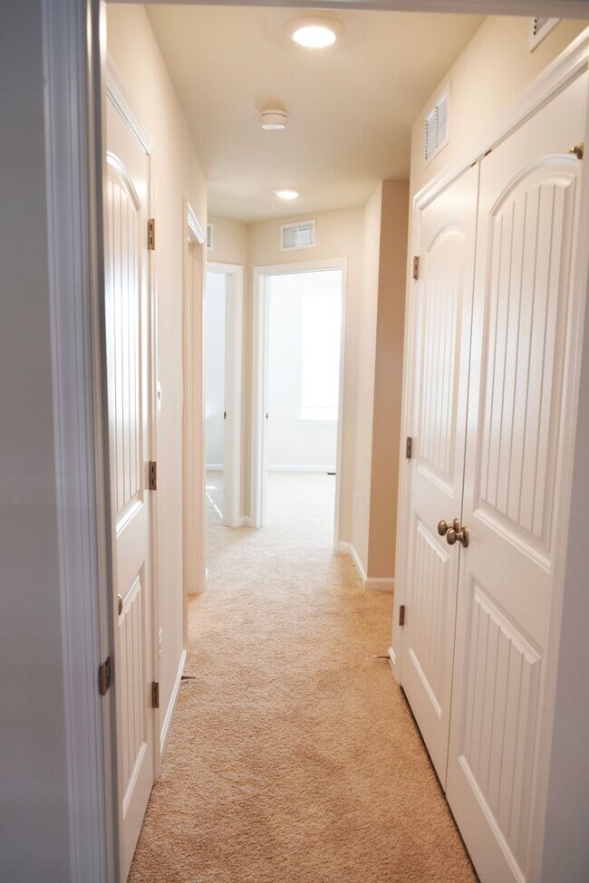 Building Photo - Stunning NEW Townhouse in Heritage Trace!