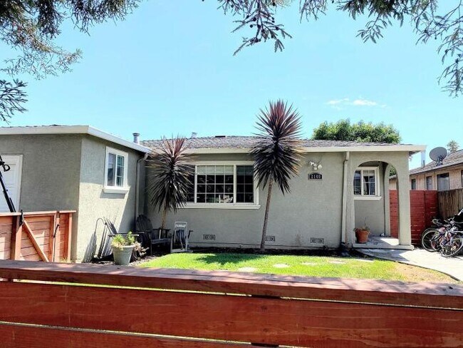 Building Photo - 4 bedroom in East Palo Alto CA 94303