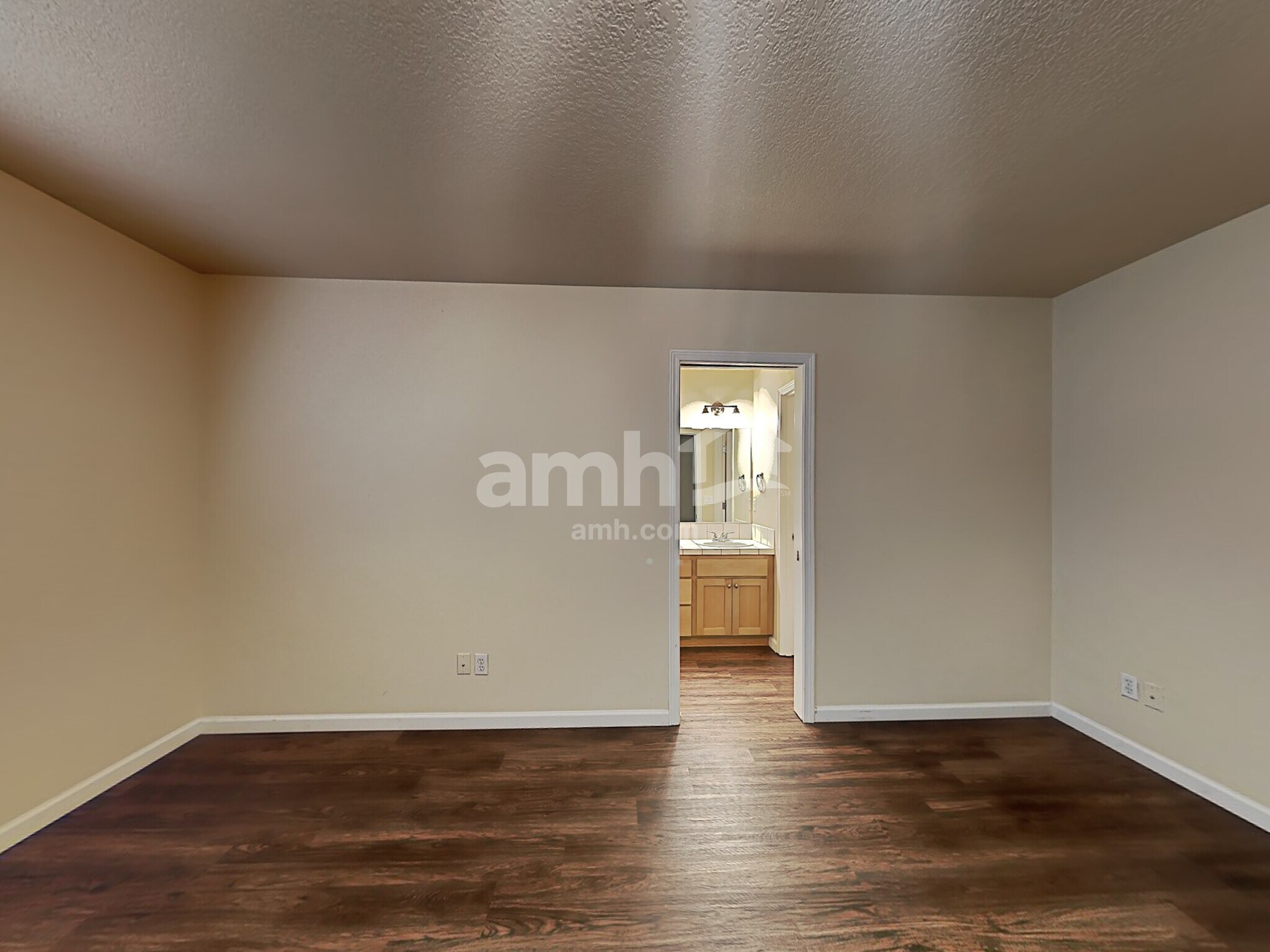 Building Photo - 1628 NE 10th Pl