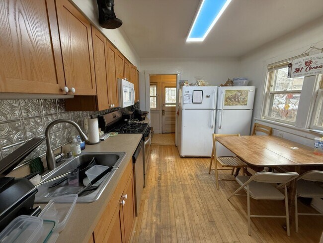 Building Photo - 1323 St James Ct