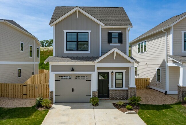 Building Photo - Single Family Home with Garage and Fenced Backyard