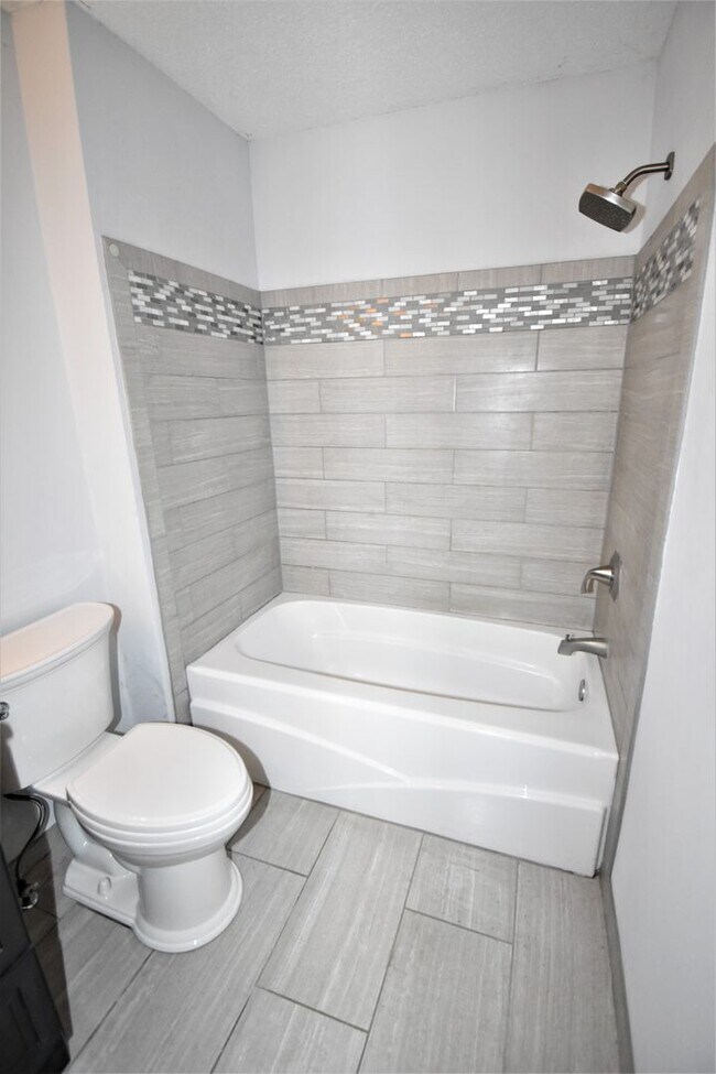 Building Photo - 3 Bedroom Pet Friendly Home For Rent!