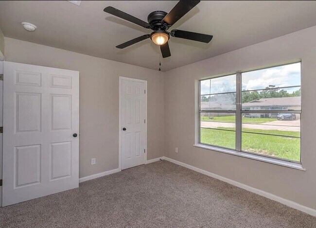Building Photo - 3828 Anderson Villa