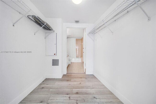 Building Photo - 1750 N Bayshore Dr