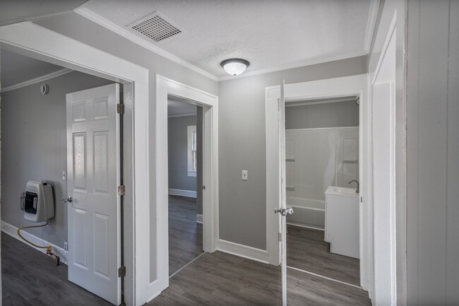 Building Photo - 611 E Main St