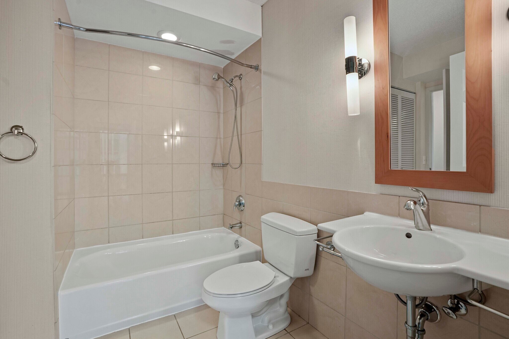 Building Photo - 1233 S Michigan Ave