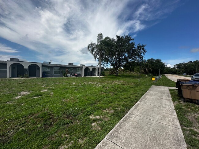 Building Photo - 1157 S Loop Blvd
