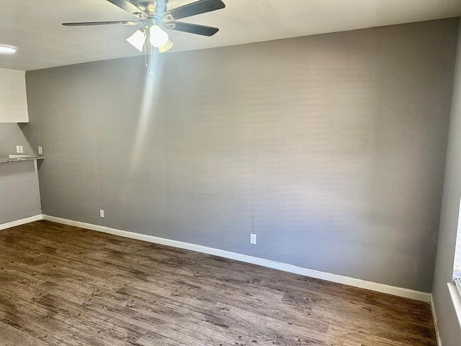 Building Photo - 836 N Meadows Dr