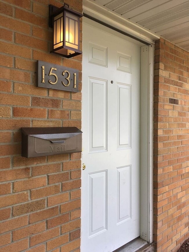 Building Photo - Main level living, brick duplex in quiet N...