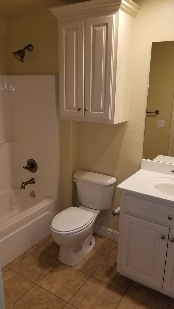 Building Photo - 4 bed 2.5 bath townhome with 2 car garage