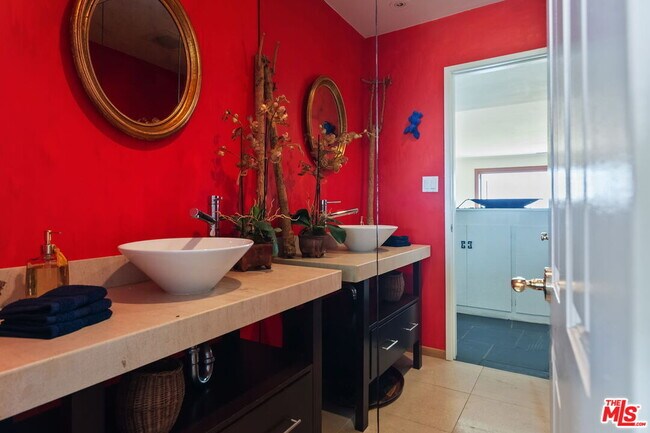 Building Photo - 1166 Las Pulgas Pl