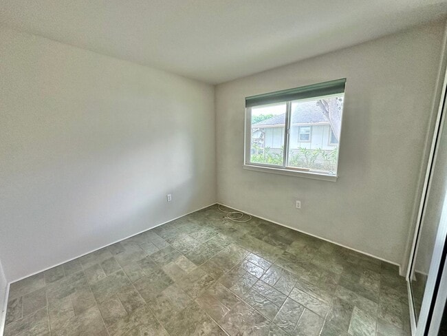 Building Photo - 3 Bedroom / 2 Bathroom Townhome in Kehalan...