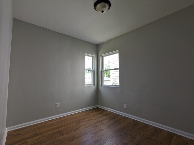Building Photo - 926 E 19th Ave