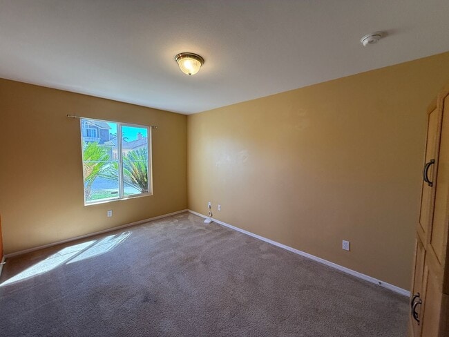 Building Photo - Spacious Single Story 4 Bedroom, 2 Bathroo...