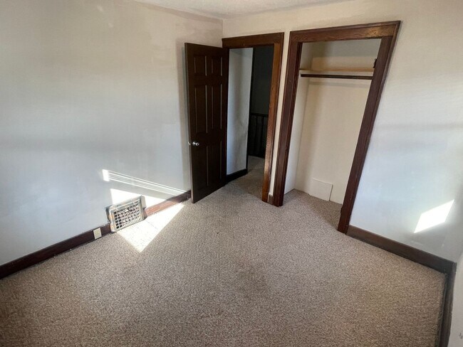 Building Photo - Dawes, 306-308