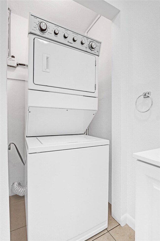 Building Photo - 6101 NE 7th Ave