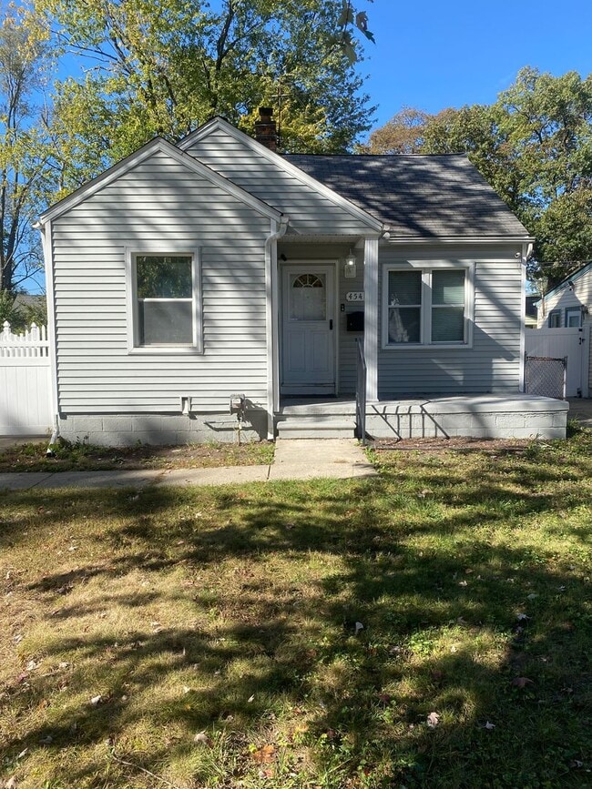 Primary Photo - 3 bedroom 2 bath bungalow with basement and garage in Wayne