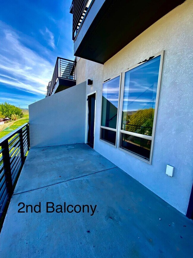 Building Photo - Close to Micron, 3 Bedroom 3 bath w/ a Million Dollar View!