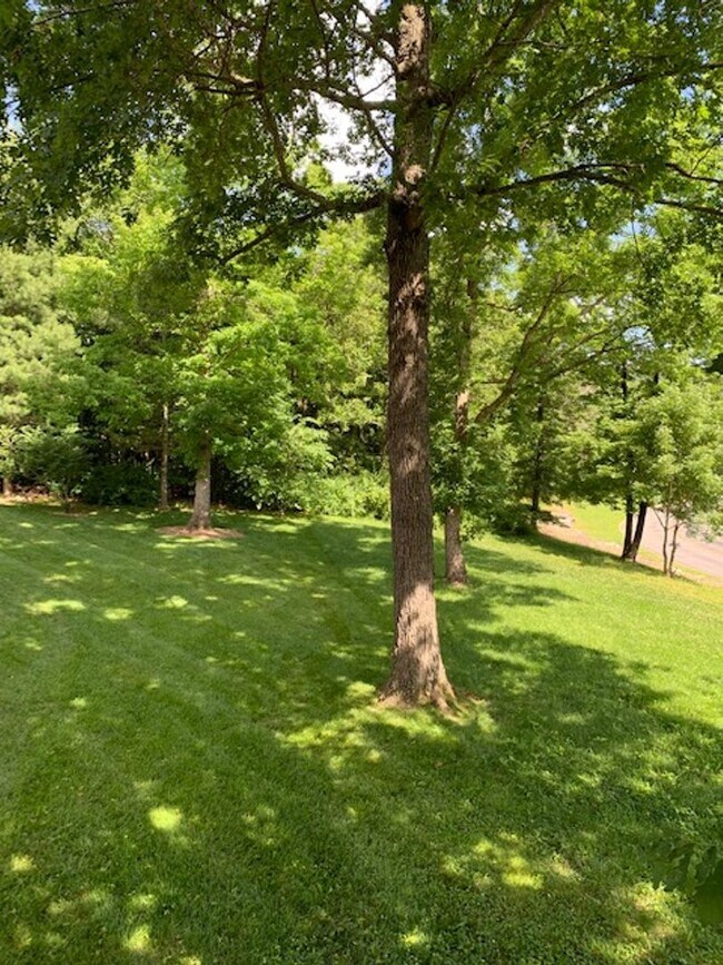 Building Photo - Spacious 3 bedroom 3.5 Baths 2 Home Office...