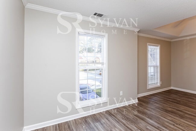 Building Photo - Spacious 5 bedroom home awaits you!