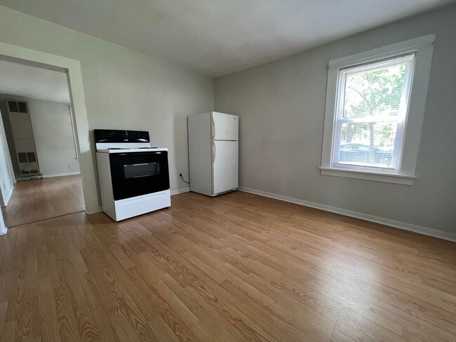 Building Photo - 613 N Dewey St