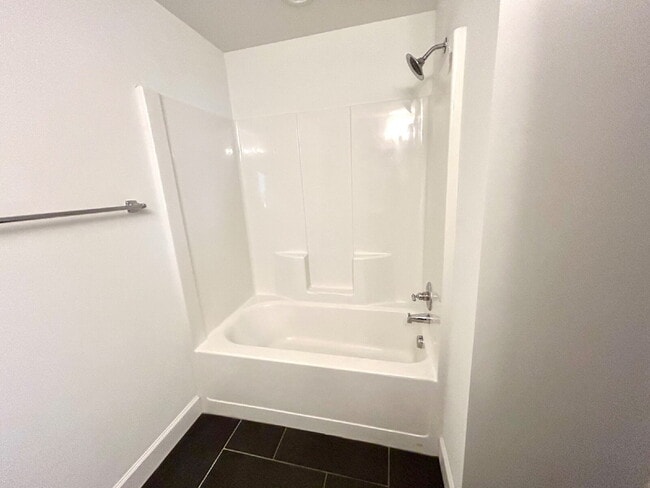 Building Photo - Modern 3-Bedroom 3-Story Apartment with a ...