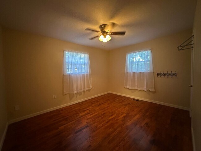 Building Photo - Welcome to your new home in the heart of Russellville, AR!