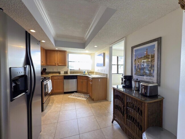 Building Photo - 700 Uno Lago Dr