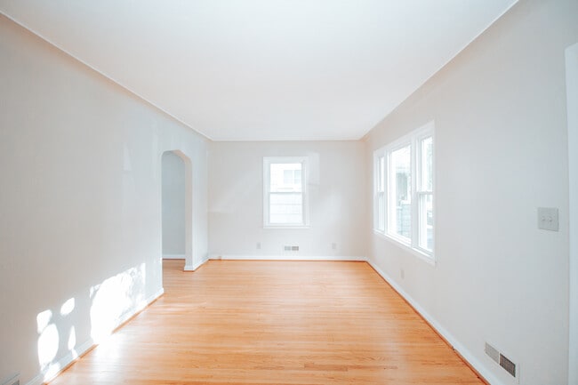 Building Photo - 3518 Almeda Dr