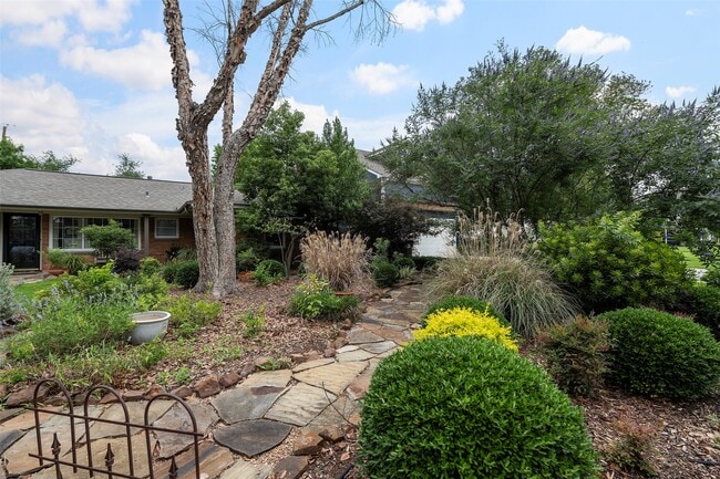 Building Photo - 2114 Saxon Dr