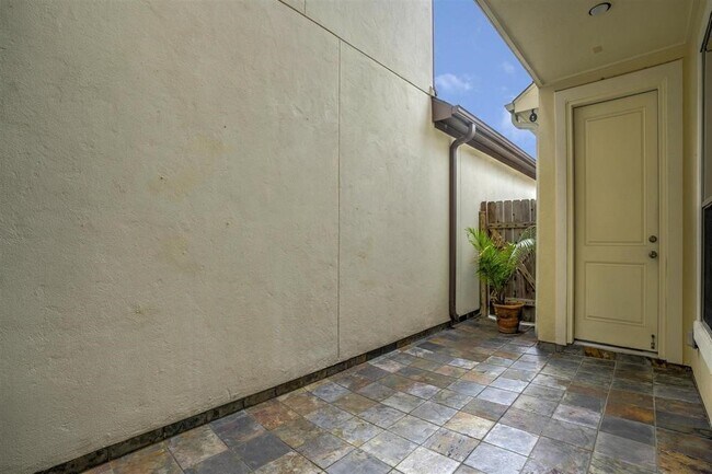 Building Photo - 2050 Palm Forest Ln