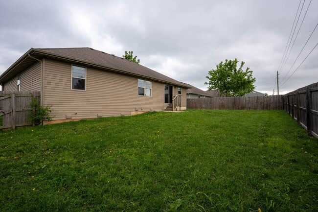 Building Photo - 3 bed home with NEW FLOORING AND FULLY FEN...