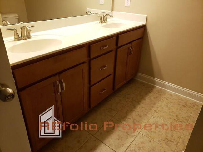 Building Photo - Lovely 3 Story 3 Bedroom 3.5 Bath 1 Car-Ga...