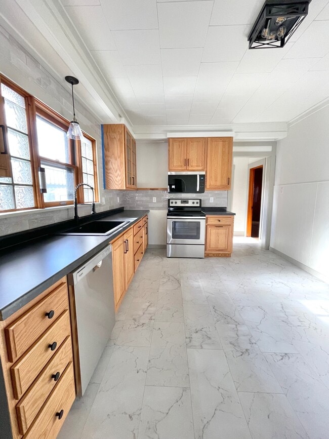 Building Photo - 512 Single Family Home