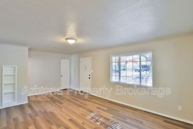 Building Photo - 144 E Vista Del Cerro Dr