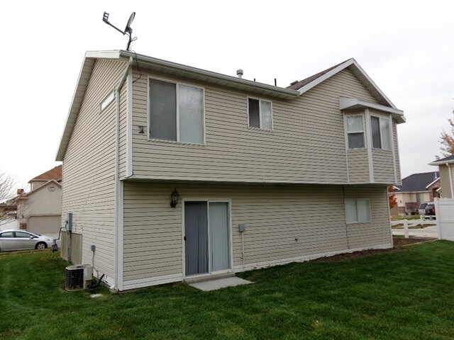 Building Photo - 1836 N Stallion Ln