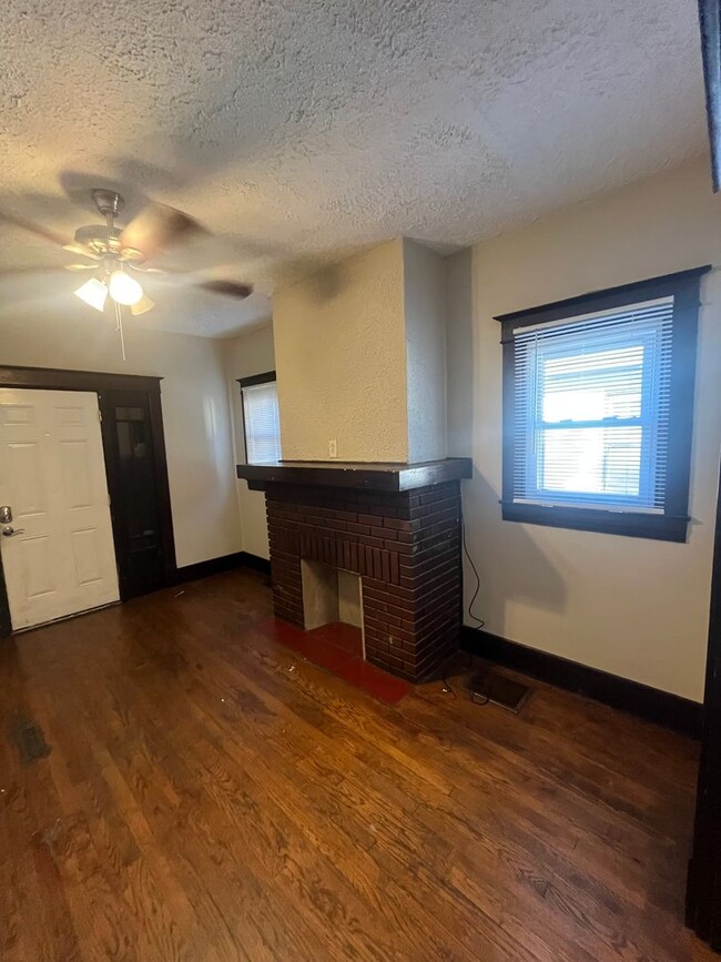 Building Photo - Gorgeous 3 bedroom house close to campus!