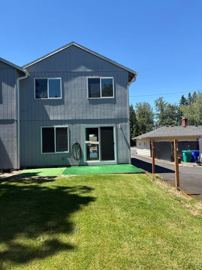 Building Photo - 204 SE Kane Dr