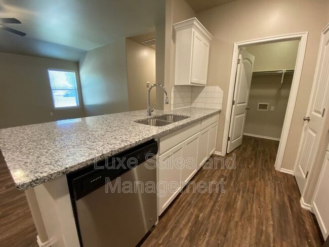 Building Photo - 5220 Oakwood Villa Ct