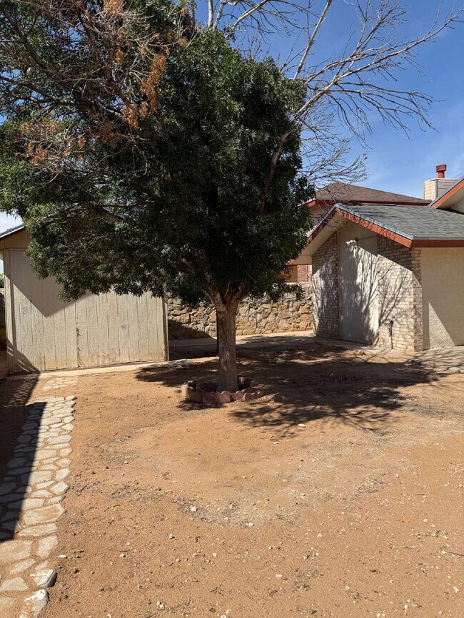 Building Photo - "Charming 3-Bed, 2-Bath Oasis in El Paso -...