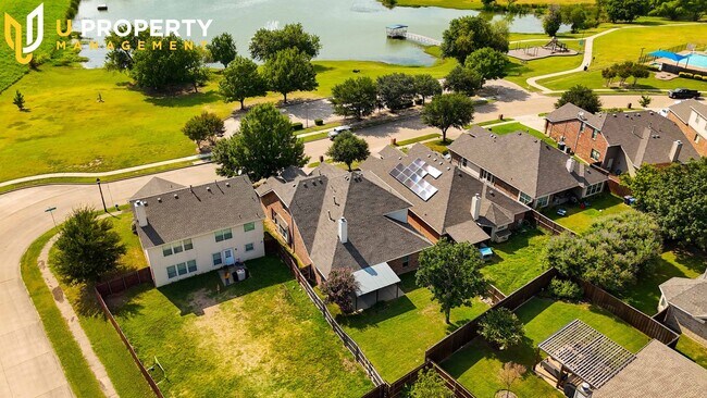 Building Photo - Charming two-story brick home in the desir...