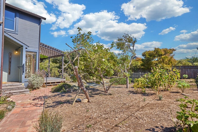 Building Photo - 166 Cedar Rd