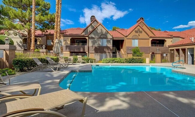 Building Photo - RESORT STYLE LIVING!